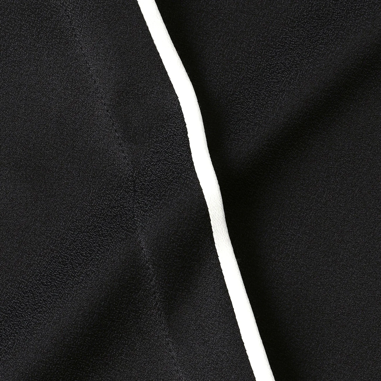 VEIL Contrast Point Collar Blouse - Image 3